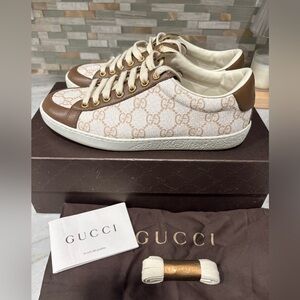 Gucci Women's Tan and Cream Sneakers